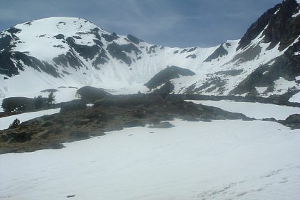 Retour du pic Prada, vue sur le Pichaley et le col de Bastan