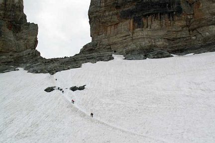 Progression dans la neige vers la Brèche de Roland