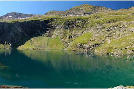 Panorama du lac d'Isabe situé en vallée d'Ossau