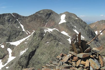 Depuis le pic du Montcalm (3077 m), la Punta Gabarro, la Pica d'Estats et le pic Verdaguer