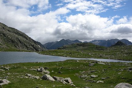 Estany del Mig : Un des nombreux  lac du val d'Angos