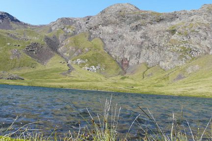 Le lac d'Hechempy avec le pic de Bataillence
