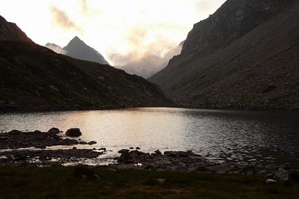 Le lac de Bugarret au soir avec le pic de Marraut
