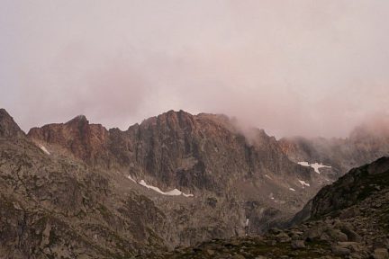 Le lac de Bugarret au soir, arête de Cap de Long avec Maubic et Long dans les nuages