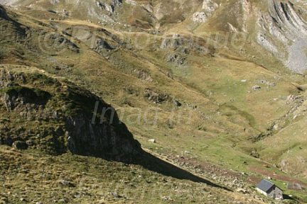 La cabane de Saoubiste, vallée d'Ossau, avec vue sur l'Ossau