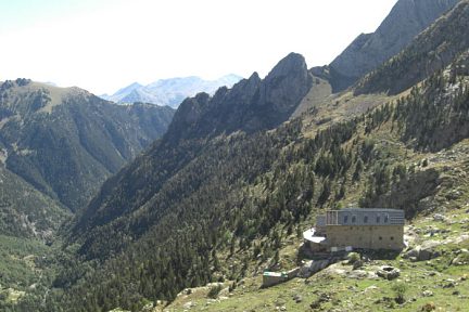 Montée au pico Posets, vue sur le refugio Angel Orus et la vall de Eriste
