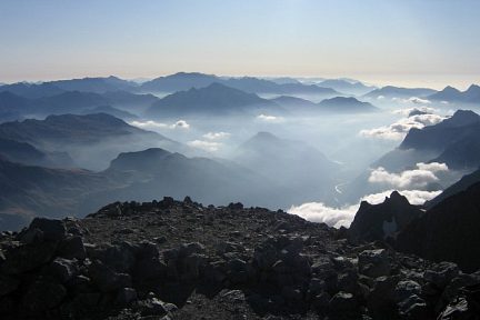 Sommet du Monte Perdido (3355 m) au petit matin, vue sur les Posets