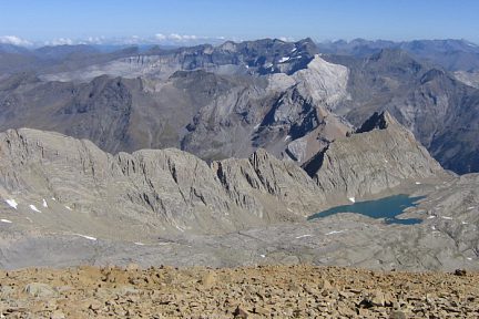 Depuis le Marboré (3248 m), le lac de Tuquerouye et le cirque de Troumouse