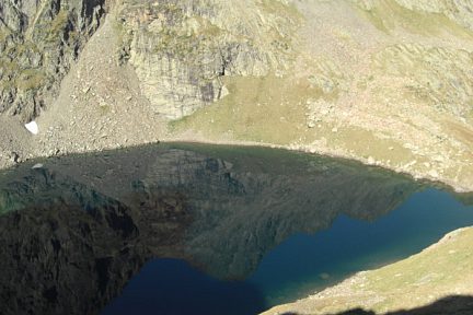 Montée au pic de Hourgade, reflets sur le Grand lac de Nère (2430 m)