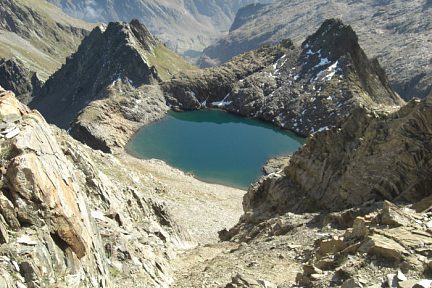 Crête nord du pic de Hourgade, vue sur le lac des Hermitans