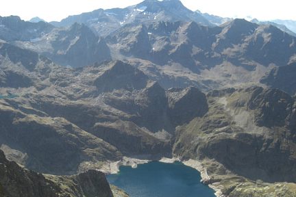 Depuis le pic de Hourgade (2964 m), le massif des Posets et le lac de Caillauas