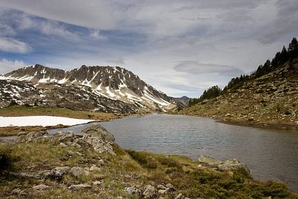 Au bord du lac d'Agalops