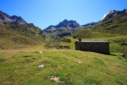 Cabane de Pierrefitte et vue sur le col