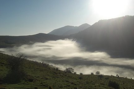 Poljé de Lahondo dans les brumes matinales