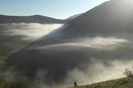 Brumes matinales sur le poljé de Lahondo
