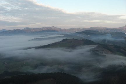 Brume dans la vallée en montant vers le Txindoki