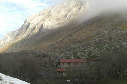 Cabane rénovée dans une doline du Txindoki