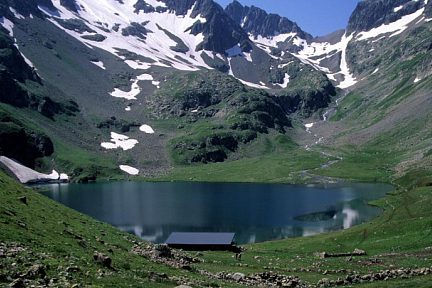 Refuge de la Muzelle au bord du lac