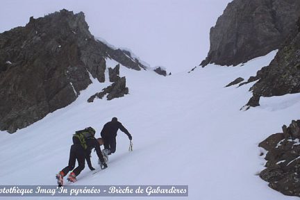 Montée raide vers la brèche de Gabardères