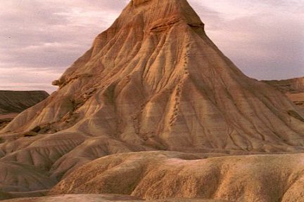 Le Castil au coucher du soleil dans le désert des Bardenas
