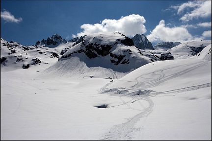 Igloos au dessus du lac de la Glère