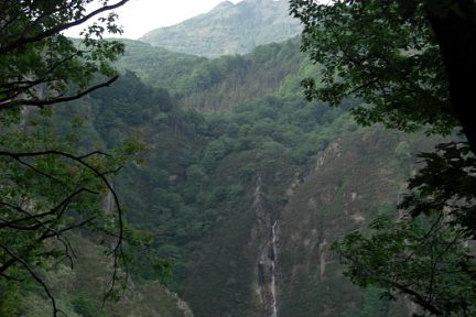 La cascade d'Irusta (125 mètres) et Aiako Harria, vus du chemin des mines