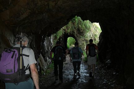 Passage de plusieurs tunnels en montant vers Aiako Harria par le chemin des mines