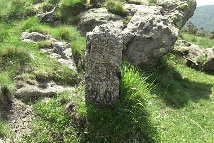 Une des nombreuses bornes sur la crête Sud-Ouest de Aiako Harria