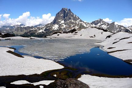 Pic du Midi d'Ossau vu depuis le lac Gentau (1982 m)