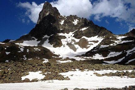 Pic du Midi d'Ossau près du Lac de Peyreget