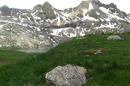 Croix frontière et lac d'Estaens au Mail d'Espélunguère