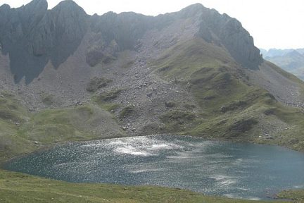 Descente vers le ibon de Acherito, pics de Laraille
