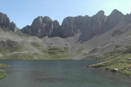 Rive sud du ibon de Acherito (1875 m)