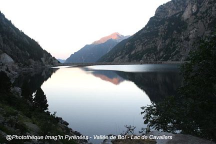 Une heure de marche le long du lac de Cavallers