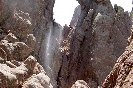 Escalade du mur d'accès au trou de la Bombe