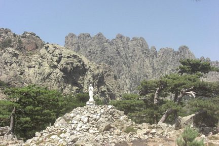 La Vierge et les Aiguilles de Bavella depuis le col
