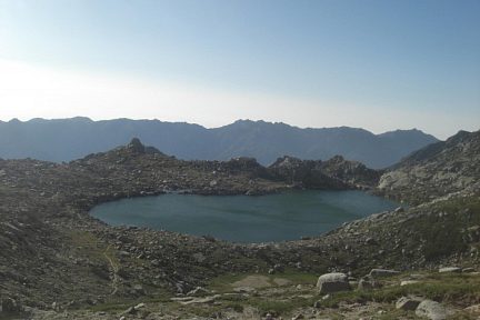 Le lac de Bastani (2089 m) dans son écrin