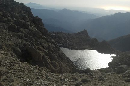Descente du Monte Renoso vers le lac de Bastani