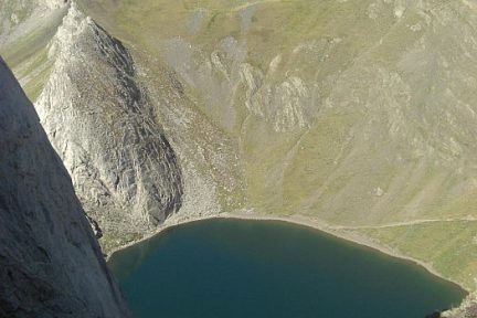 Lac et pic de la Bernatoire depuis la crête ouest du Gabiet