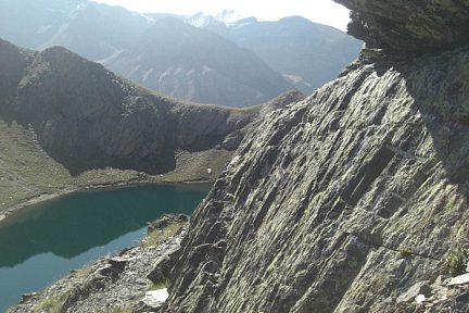 Lac de la Bernatoire et croix frontière depuis le col (2336 m)
