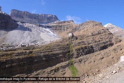 Vue inhabituelle du refuge de la Brèche de Roland