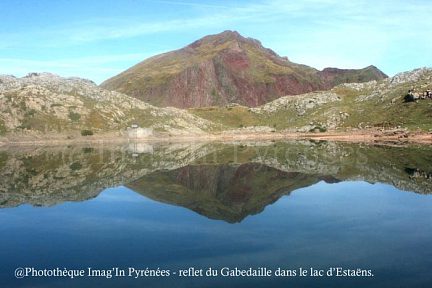 Le Gabedaille se reflète dans le lac d'Estaëns