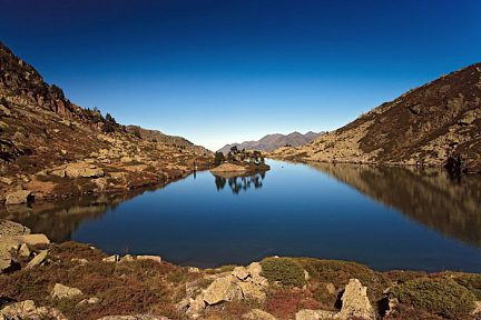 Au bord du lac de Bastampe en face de son îlot