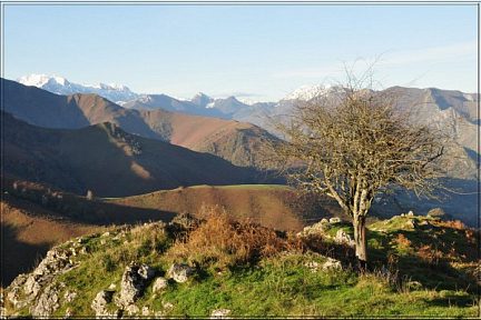 Pic de la Clique, cimes enneigées des Gabizos au fond