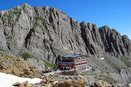 Refuge et pic des Sarradets