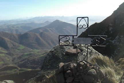 Croix au-dessus du col d'Iparla