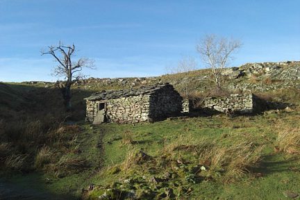 Bergeries en ruine sur le flanc Nord-Ouest du pic d'Iparla