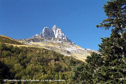 Le pic de Countendé dans son écrin de verdure