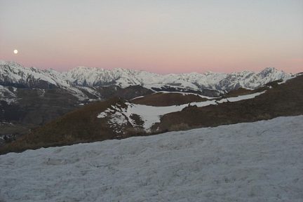 Lever du jour et lune presque pleine, montée au pic du Lion