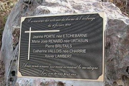 Plaque commémorative des randonneurs disparus, sommet d'Errozaté